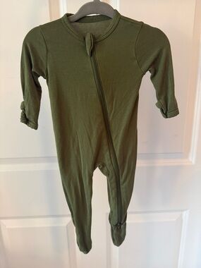 Kyte Baby 0-3 month Zippy with convertible hands.